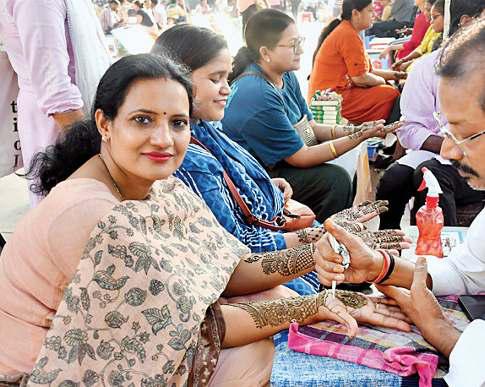 करवाचौथ के लिए सजे बाजार, बढ़ी बिक्री