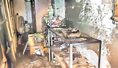 कमरे में लगी आग में जलकर मसाला कारोबारी की जान गई