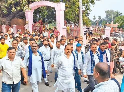 बुजुर्गों पे पेशाब चटवाने के आरोप से गरमाई राजनीति