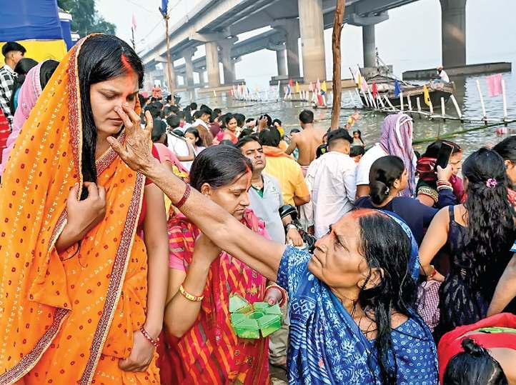 चुनाव पर छठ का रंग, गीतों में मोदी का गुणगान तो कहीं घुली ठेकुआ की मिठास