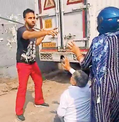 आली गांव में सरेराह लोहे की राड से अधेड़ पर हमला