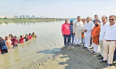 जैतपुर में 12 वर्ष बाद यमुना के स्वच्छ पानी में हो रही छठ पूजाः बिधूड़ी