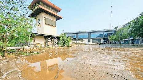प्रदूषण निगरानी केंद्र के पास पानी के छिड़काव पर भिड़ीं आप और भाजपा
