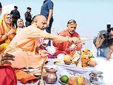 उप्र के सीएम की सुरक्षा में चूक, पत्रकार बन करीब पहुंचे संदिग्ध