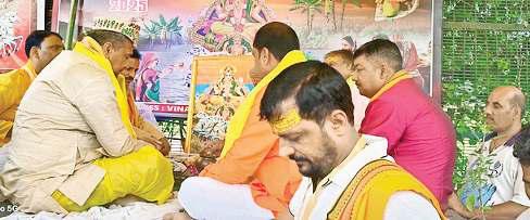 संगम विहार के छठ घाटों पर दिखा श्रद्धालुओं का उत्साह