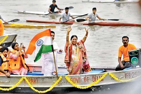 मुख्यमंत्री ने छठ पर यमुना में लगाई डुबकी, कहा- पूर्वांचलियों से किया वादा हुआ पूरा