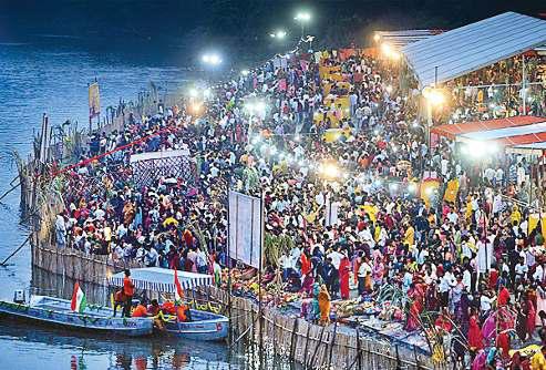 छठ महापर्व पर दिल्ली में बने घाटों पर बिछी बिहार चुनाव की बिसात