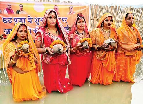 छठ घाटों पर हिलोरें लेती नजर आई आस्था