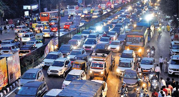 छठ पूजा के लिए उमड़े श्रद्धालु, तो जाम हो गईं सड़कें