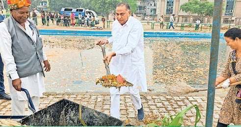 पूजा के बाद छठ घाटों की सफाई का चला अभियान, सांसद ने भी किया श्रमदान