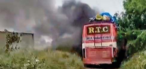 जयपुर में एचटी लाइन छूने से स्लीपर बस में दौड़ा करंट, आग लगने से तीन की मौत