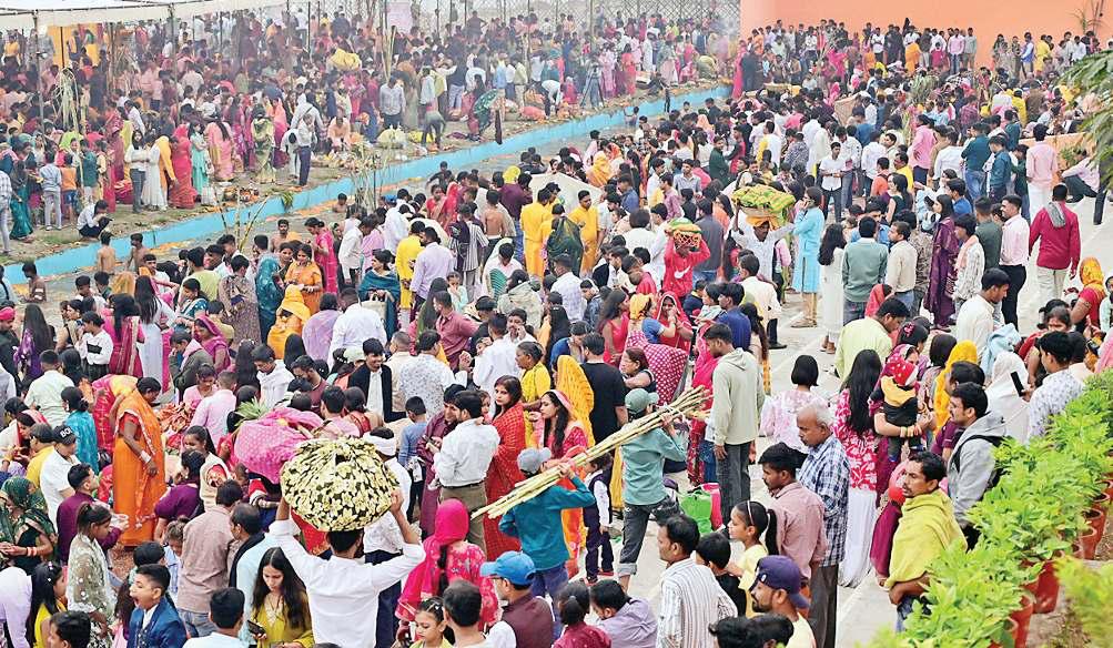 उगते सूर्य को अर्घ्य के साथ पूरा हुआ छठ पर्व का अनुष्ठान