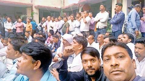 हड़ताली डीबीसी कर्मियों को पुलिस ने हिरासत में लिया