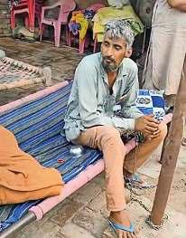 कर्ज न लौटाने पर किसान व मां को आढ़ती ने जंजीरों से बांधा