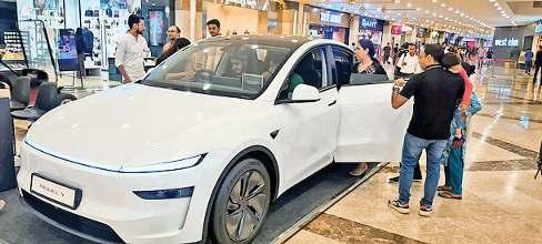 टेस्ला माडल वाई का अनुभव लेने एंबियंस माल पहुंचे लोग