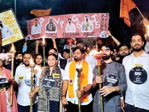 जेएनयू में अखिल भारतीय विद्यार्थी परिषद ने निकाली मशाल यात्रा