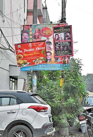 एमसीडी की 12 सीटों पर उपचुनाव की घोषणा के बाद हटाए जा रहे पोस्टर-बैनर