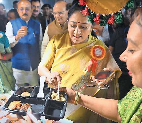 लाल किले पर उतरा मिनी भारत, कलाकारों के गीतों पर झूमे दर्शक