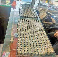 पत्नी ने मांगा उपहार ... 1.05 लाख रुपये के सिक्के इकट्ठे कर खरीदी चेन