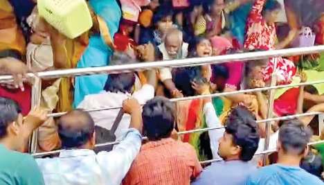 आंध्र प्रदेश के वेंकटेश्वर मंदिर में भगदड़, नौ श्रद्धालुओं की मौत