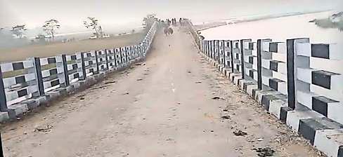 छह साल पहले बिहार में परमान नदी पर बना पुल धंसा, आवाजाही ठप