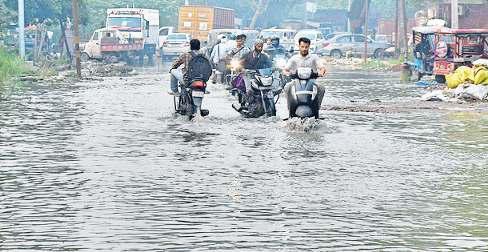 पुलिया के नीचे नाला जाम, जसोला गांव की सड़कों पर भरा घुटनों तक पानी
