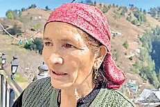 मां ने खुद सूखी रोटियां खाकर बेटी रेणुका को बनाया क्रिकेटर