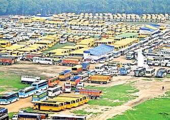 प्रदर्शन का जरिया बनी राजनीति