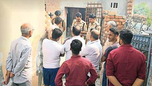 बुजुर्ग कमाने नहीं गया तो पत्नी ने पीटकर मार डाला, शव के पास बैठ किया मेकअप