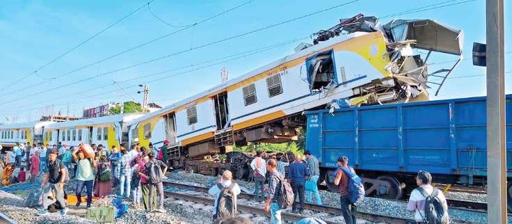 छत्तीसगढ़ में खड़ी मालगाड़ी से टकराई पैसेंजर ट्रेन, 10 की मौत व 25 घायल