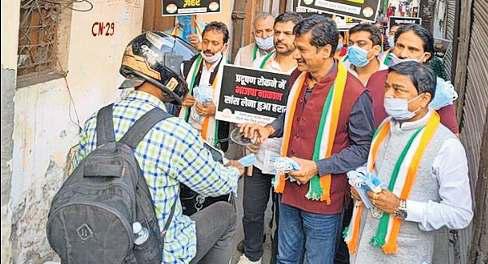 कांग्रेस ने वायु प्रदूषण से बचने को पुरानी दिल्ली में बांटे मास्क