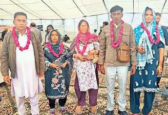 हिंदू बताने पर बिफरे पाक अधिकारी, 14 श्रद्धालुओं को बस से उतारा