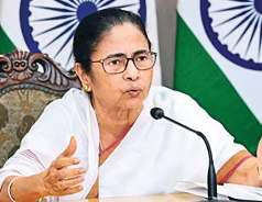 आवास पर पहुंचे बीएलओ से ममता ने खुद लिया गणना फार्म