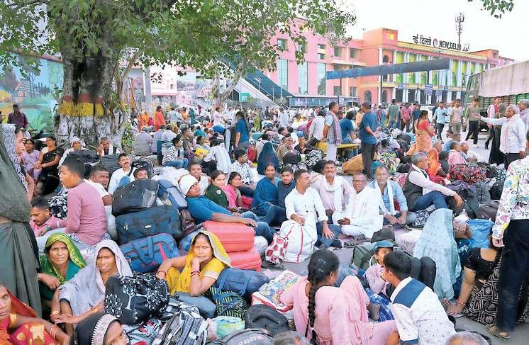 बिहार जाकर वोट देने वालों की रेलवे स्टेशनों पर भीड़