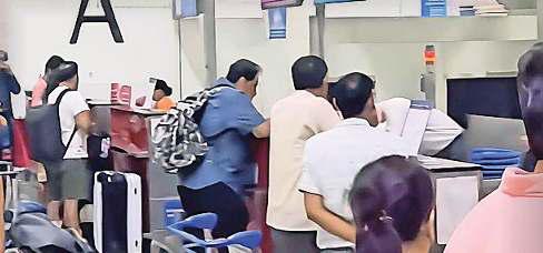 उड़ान में हुई देरी से परेशान यात्रियों ने इंटरनेट मीडिया पर निकाला गुस्सा