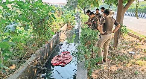 विवाहिता की सिर, हाथ काटकर निर्मम हत्या, नाले में मिला धड़