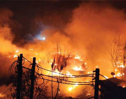 रिठाला मेट्रो स्टेशन के पास झुग्गी बस्ती में भीषण आग