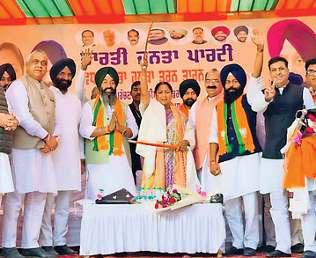 दिल्ली में हार के बाद केजरीवाल ने संभाली पंजाब के मुख्यमंत्री की कुर्सी : रेखा गुप्ता