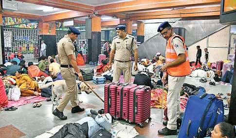 दिल्ली समेत एनसीआर में पुलिस ने संभाला मोर्चा, बढ़ाई चेकिंग