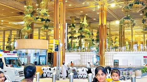 बेंगलुरु एयरपोर्ट पर नमाज अदा करते वीडियो पर विवाद