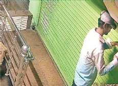 शोरूम पर पर्चा चस्पा कर व्यवसायी से मांगे एक करोड़ रुपये, तीन दबोचे