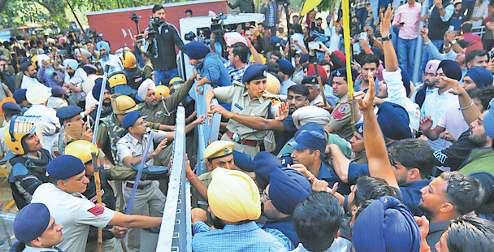 पंजाब यूनिवर्सिटी में बवाल, सुरक्षा गेट तोड़ अंदर घुस गए प्रदर्शनकारी