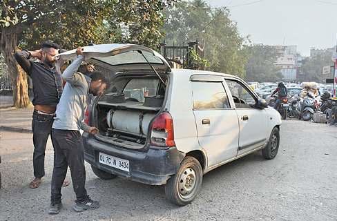 पार्किंग में गाड़ी खड़ी करने पर जांच का नहीं है कोई प्राविधान, कैसे होगी सुरक्षा