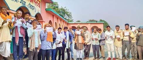 'लोकतंत्र' के लिए 20 किमी जंगल-पहाड़ लांघ पहुंचे