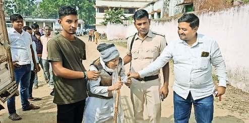 105 वर्ष के बुजुर्ग का जोश देख सब हुए दंग, बोले- जब तक सांस है वोट डालता रहूंगा