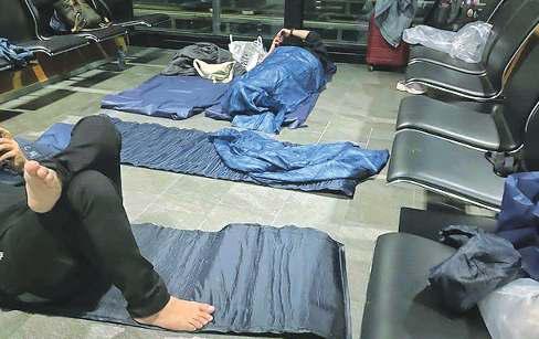 ज्यूरिख एयरपोर्ट पर एअर इंडिया के यात्रियों ने फर्श पर गुजारी रात