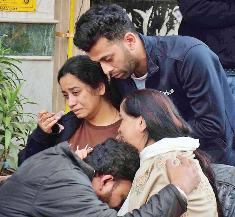 आधी रात से ही पोस्टमार्टम कर सौंपे जाने लगे शव