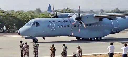 भारतात्मा एक्सप्रेस वे पर उतरे लड़ाकू विमान और रोबो डाग ने पहुंचाई सामग्री