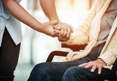 वृद्धाश्रम में रहने वाले माता-पिता का याद आया 'मूल्य'