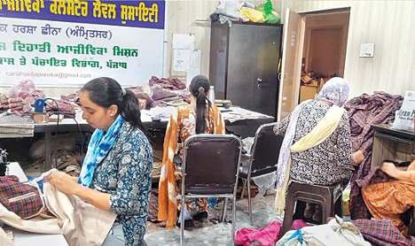 ग्रामीण महिलाओं ने सुई-धागे से बुनी आत्मनिर्भरता की कहानी